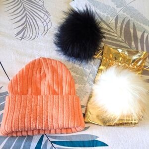 NWOT TUQUE/BEANNIE WITH INTERCHANGEABLE REAL FUR POMPOMS